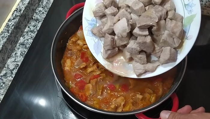 Devolver el secreto de cerdo a la cazuela y remover.