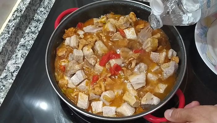 Cubrir con agua y dejar cocinar durante media hora aproximadamente.