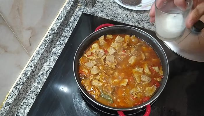 Si la salsa está muy líquida, disolver maicena en agua y añadirla a la cazuela.