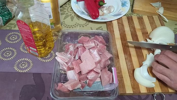 Picar finamente la cebolla, los pimientos rojos y los ajos.