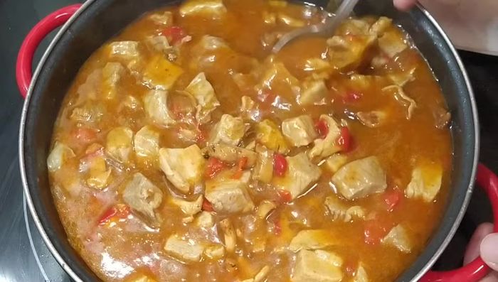 Dejar cocinar hasta que la salsa alcance la consistencia deseada.