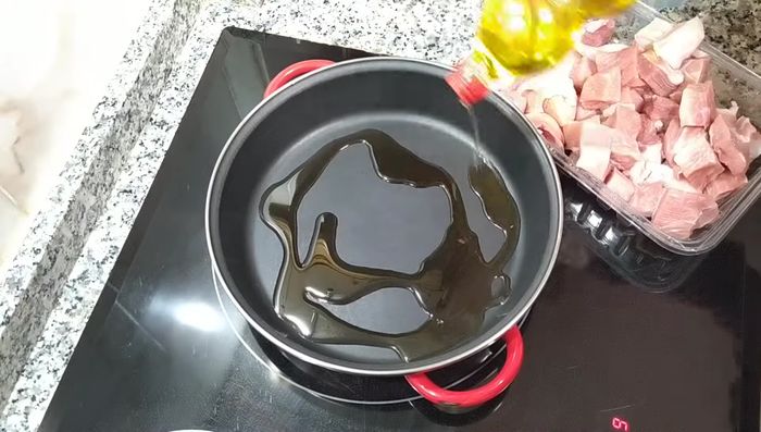 Calentar el aceite de oliva en una cazuela.