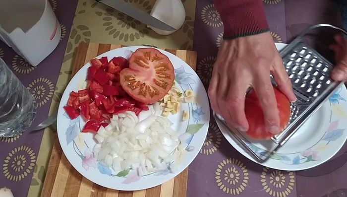 Rallar un tomate y añadirlo al aceite caliente.