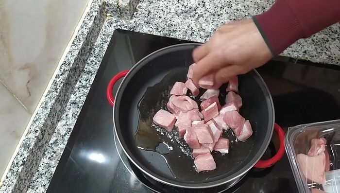 Añadir el secreto de cerdo a la cazuela y rehogarlo unos minutos hasta que coja color.