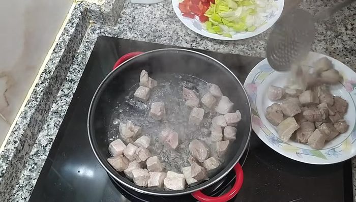 Retirar el secreto de cerdo y reservarlo.