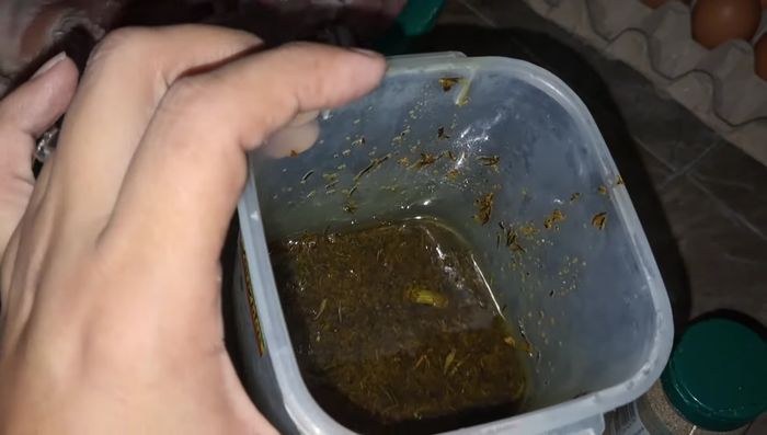 Agrega una cucharadita de ajo picado. (133.239)