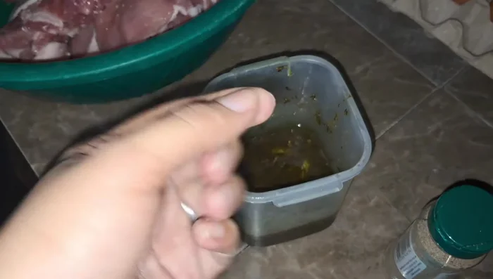 Cubre la carne y refrigera durante un día. (135.879)