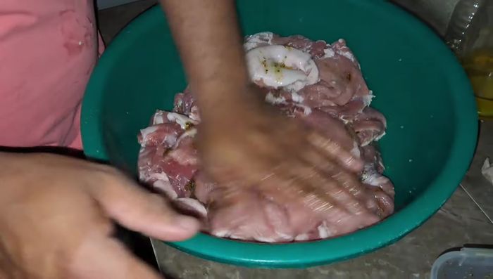 Asa la carne al día siguiente en la parrilla. (141.48)