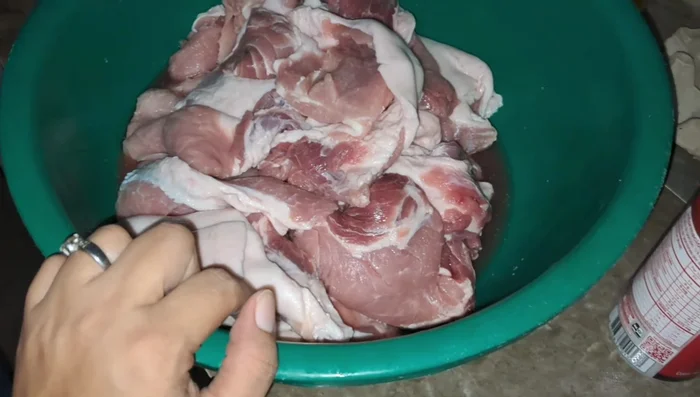 Lava el lomo de cerdo con vinagre para desinfectarlo. (23.76)