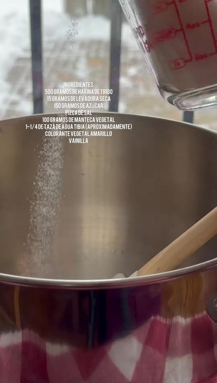 En un recipiente, mezcla agua tibia, levadura, 2 cucharadas de azúcar y media taza de harina. Cubre y deja reposar 15 minutos hasta que espume.