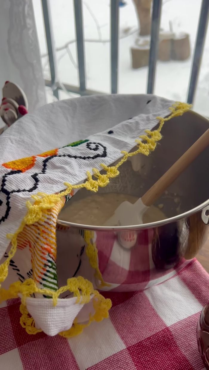 Una vez espumosa, agrega el resto de la harina, sal, vainilla, colorante (opcional) y manteca vegetal.