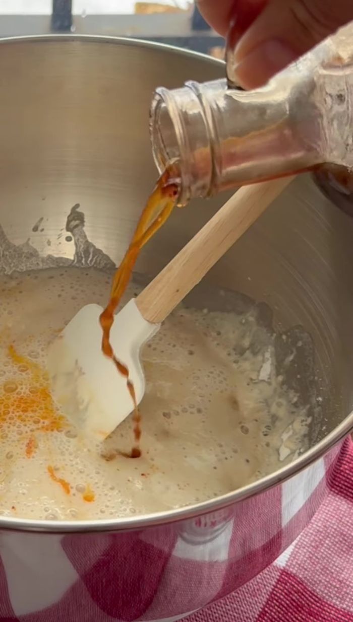 Mezcla con una batidora de pedestal o amasa a mano hasta obtener una masa elástica que no se pegue.