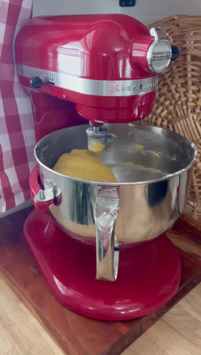 Agrega más líquido (agua tibia) de a poco, según sea necesario, hasta lograr la consistencia adecuada. (Aproximadamente 1 taza y 1/4).