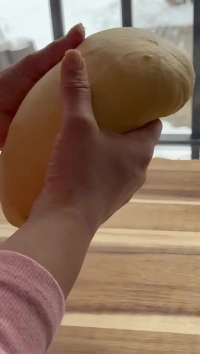 Divide la masa en 14 porciones iguales y forma bolitas.