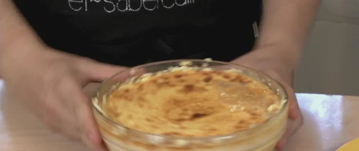 Desmoldar: Desmolda el flan con cuidado, pasando un cuchillo por los bordes para soltarlo. [159]