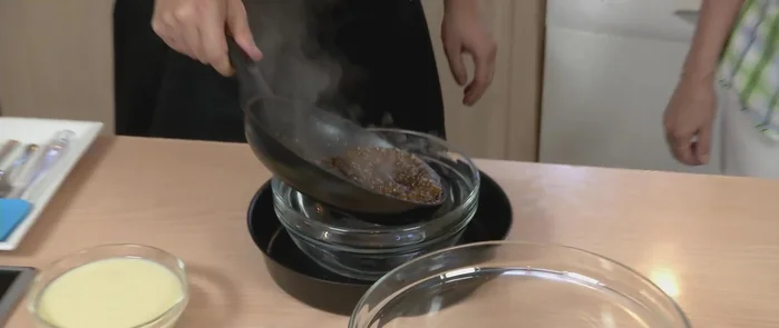 Cubre el molde: Con mucho cuidado (¡quema!), vierte el caramelo en un molde metálico o recipiente de cristal, extendiéndolo por los bordes. [60.12]