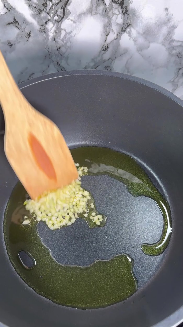 Incorporamos la cebolla y dejamos que se rehogue lentamente.