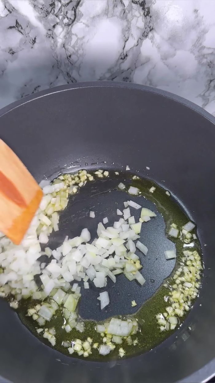 Añadimos el chorizo troceado y la panceta, mezclamos.