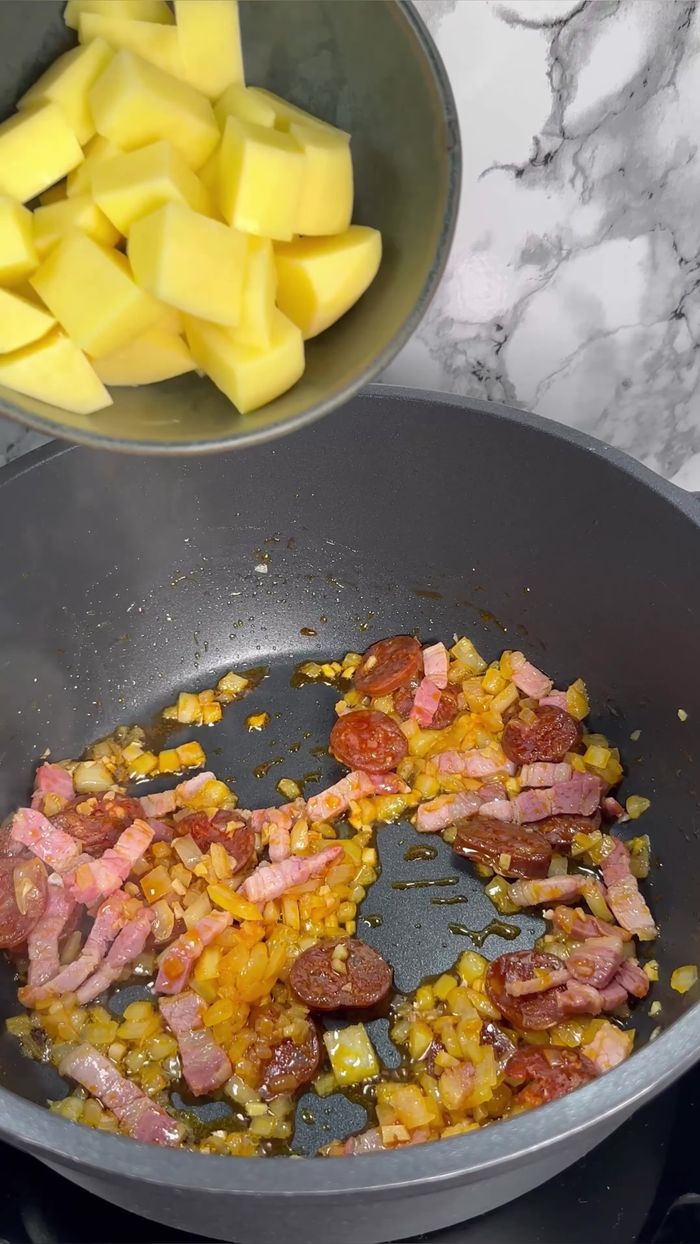 Incorporamos las patatas troceadas.