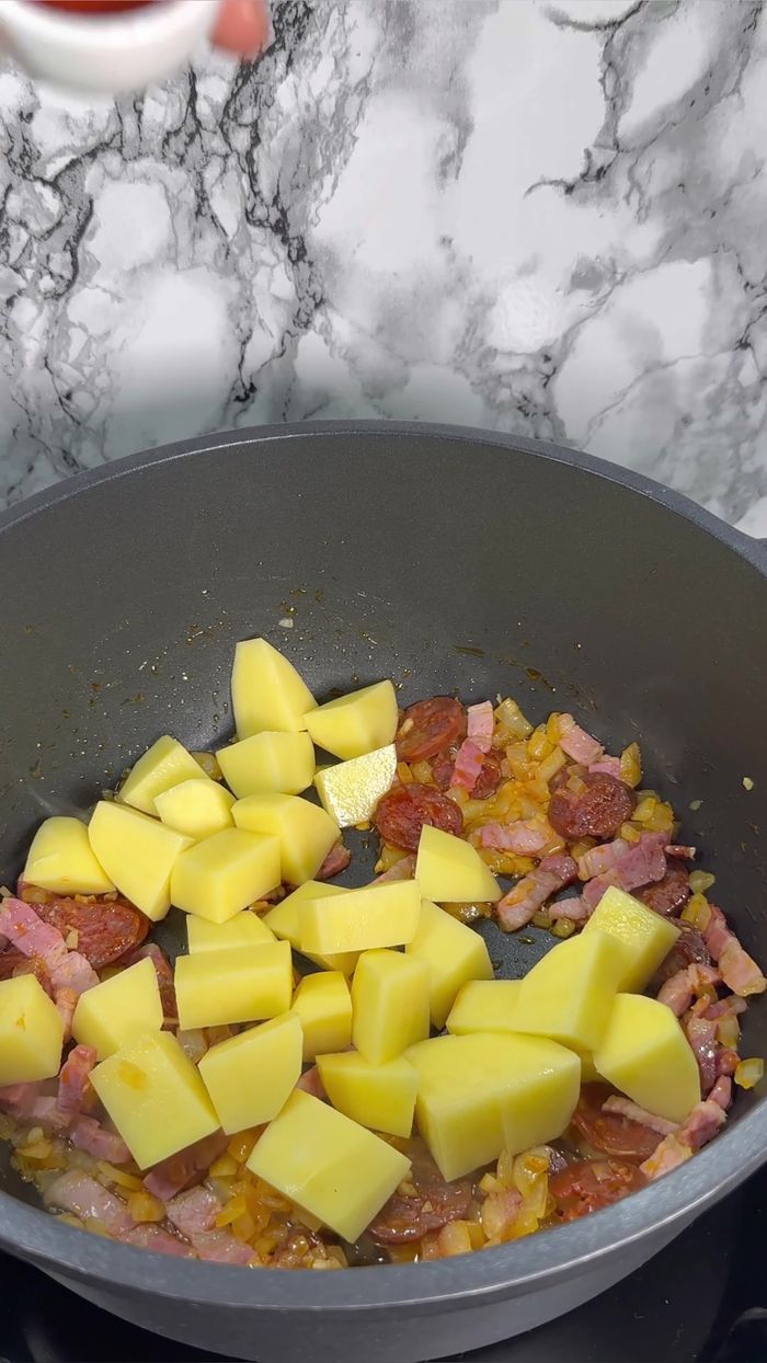 Agregamos un poco de pimentón dulce y mezclamos.