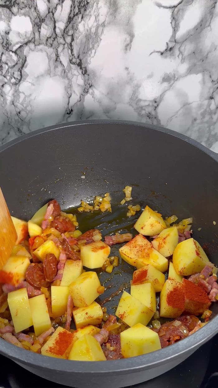 Incorporamos la salsa de tomate.