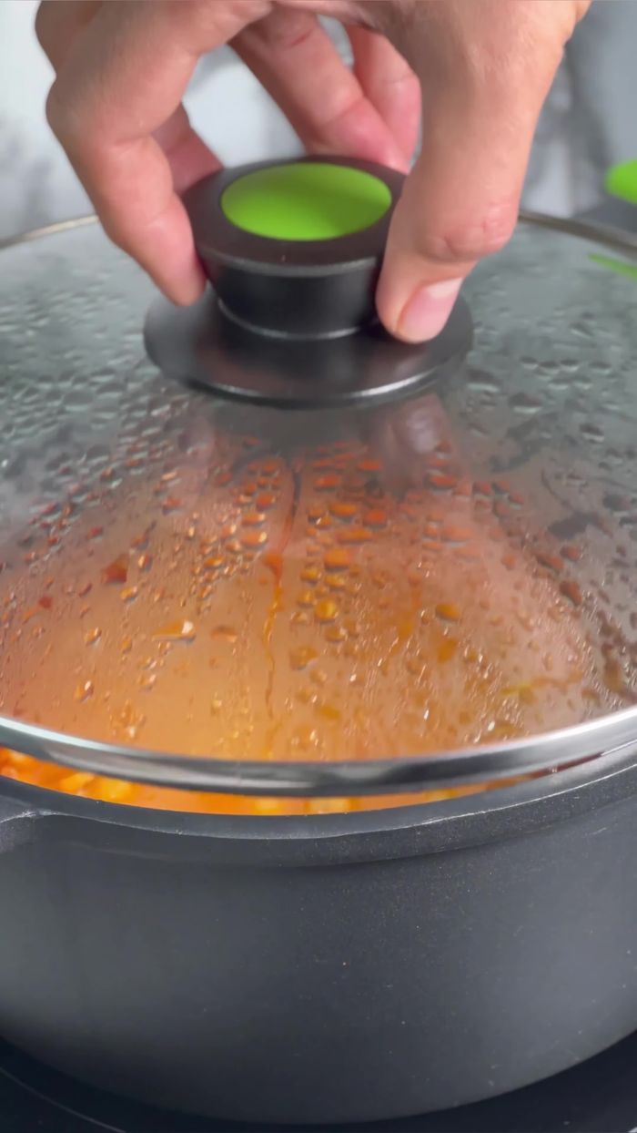 Cubrimos con agua o caldo de pollo o de carne, añadimos sal, tapamos y dejamos que cocine unos 20 minutos.