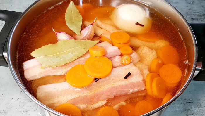 Llevar a ebullición a fuego alto. Cuando comience a hervir, añadir un chorro de agua fría para cortar la cocción. Repetir este proceso una vez más.