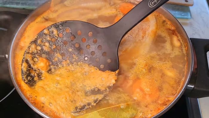 Retirar las impurezas que suben a la superficie.