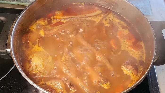 Reducir el fuego a medio y cocer durante aproximadamente 1 hora y 15 minutos, o hasta que las judías estén tiernas.