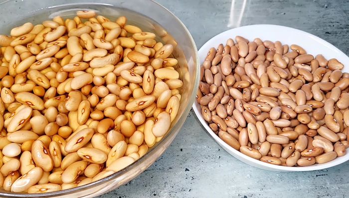 Colocar las judías en una cacerola.