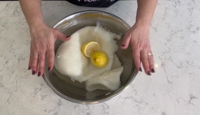 Lavar bien los callos y remojarlos en agua fría con medio limón durante 2 horas y media, cambiando el agua dos veces.