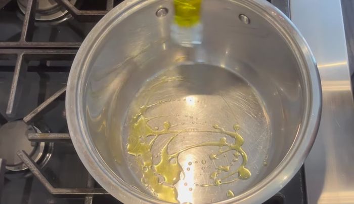 En una olla mediana, sofreír la cebolla y el ajo con aceite de oliva.