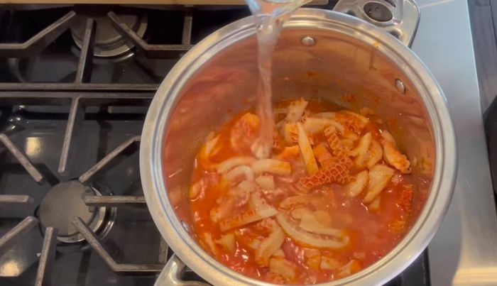 Agregar aproximadamente 2 tazas de agua para cubrir los callos y las zanahorias.