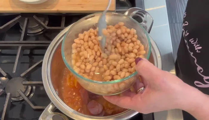Agregar el shisu y los frijoles blancos (con su líquido).