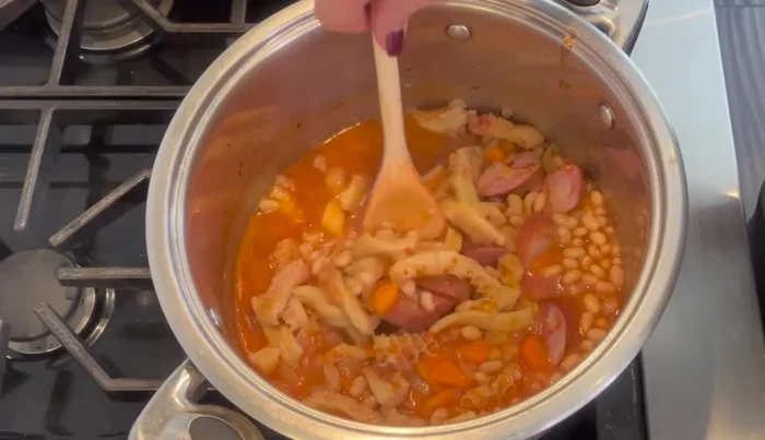 Cocinar durante 10 minutos más. Sazonar con sal al gusto.