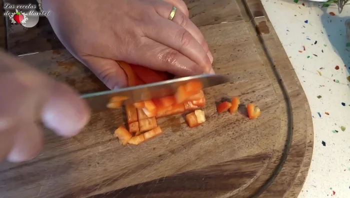 Agregar pimientos picados y cebolla. Rehogar las verduras.