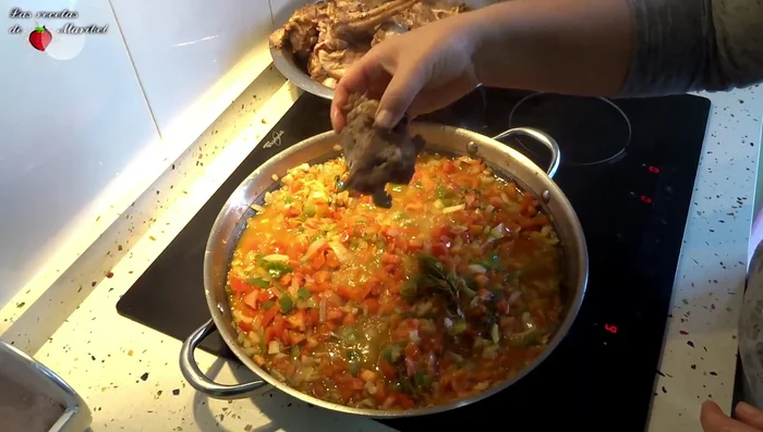 Incorporar la carne dorada a la olla con las verduras.