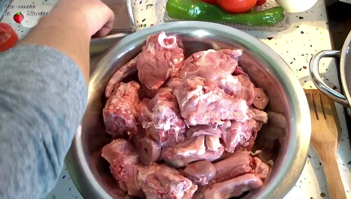 Salpimentar la carne.