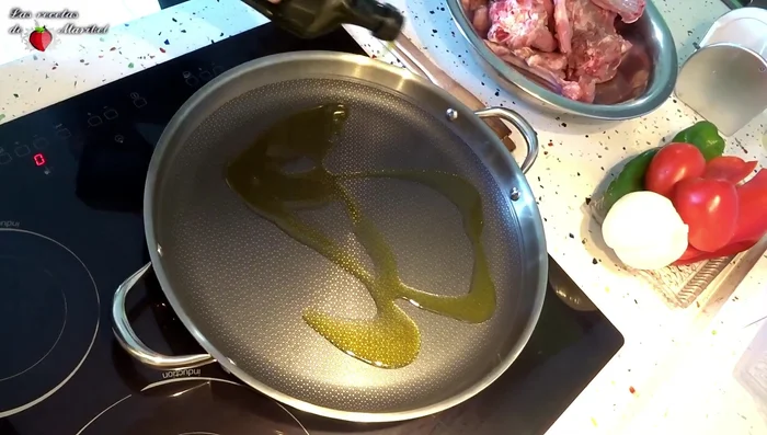 En una olla, añadir aceite de oliva y dorar la carne.