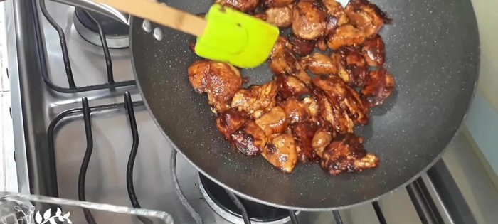 Reservar el pollo. En la misma sartén, agregar un chorrito de aceite y saltear una cebolla blanca mediana picada en dados. [100.68]