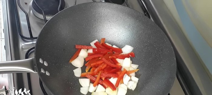 Agregar 0.5 taza de pimiento rojo y 0.5 taza de pimiento verde picados en bastoncitos. Saltear por un minuto. [129.819]