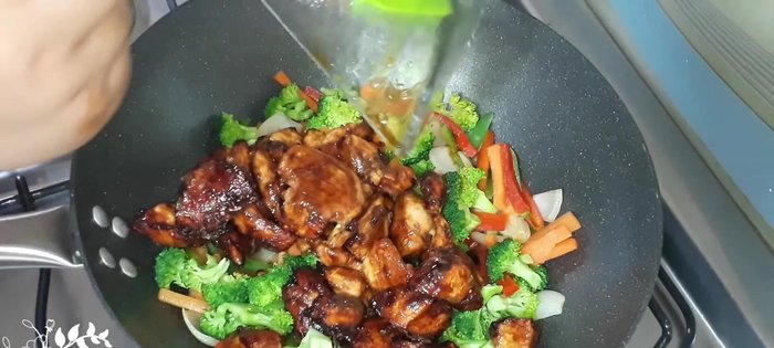 Agregar el pollo reservado. Saltear unos segundos. [165.18]