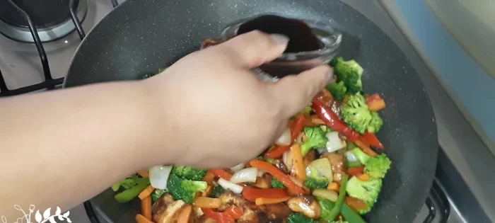 Agregar 2 cucharadas de salsa de soya ligera. Mezclar. [181.069]