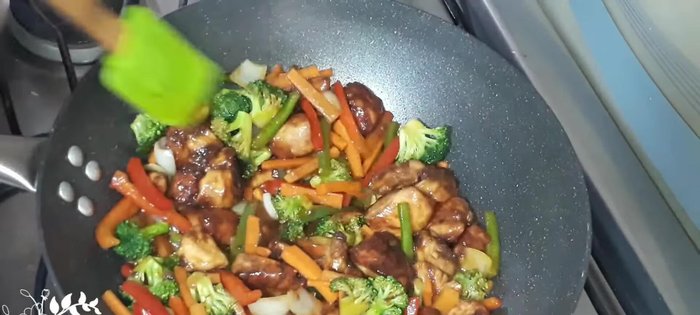 Ajustar la sal al gusto. Cocinar hasta que la salsa espese. [208.09]