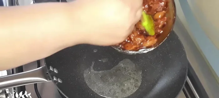 Calentar aceite en una sartén y saltear el pollo hasta que esté dorado a fuego medio. [45.49]