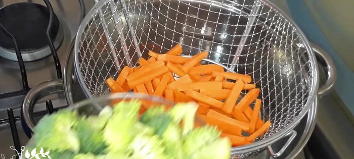 En la olla con agua hirviendo, agregar 1 taza de zanahoria cortada en bastoncitos y 1.5 tazas de brócoli picado. Hervir por 15 segundos, luego sumergir en agua fría para conservar el color. [64.12]