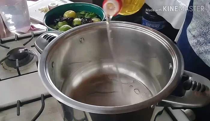 Calentar aceite en una sartén y freír ligeramente las mollejas. [148.3]