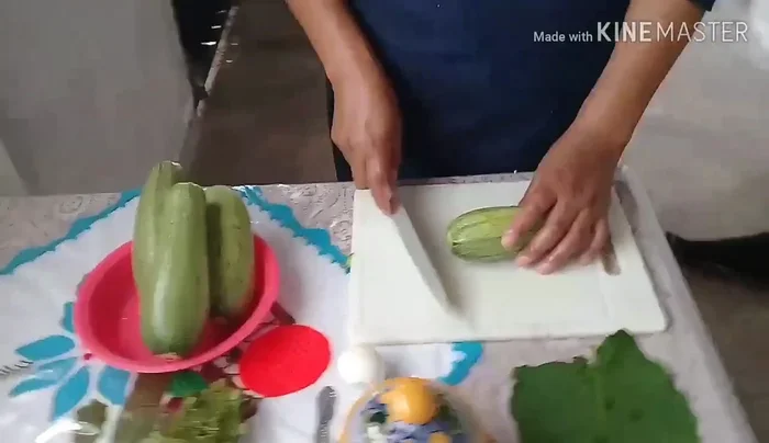 Cortar las calabacitas en rodajas. [314.92]