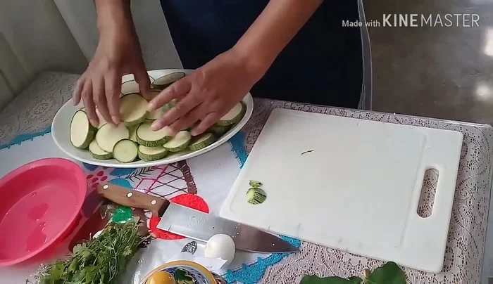 Licuar los tomates, chiles moritas, cebolla, cilantro y un poco de consomé. [345.86]