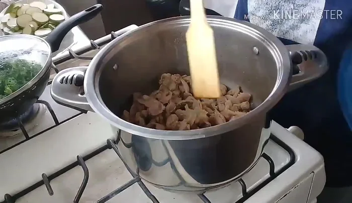 Agregar la salsa a las mollejas. [362.43]